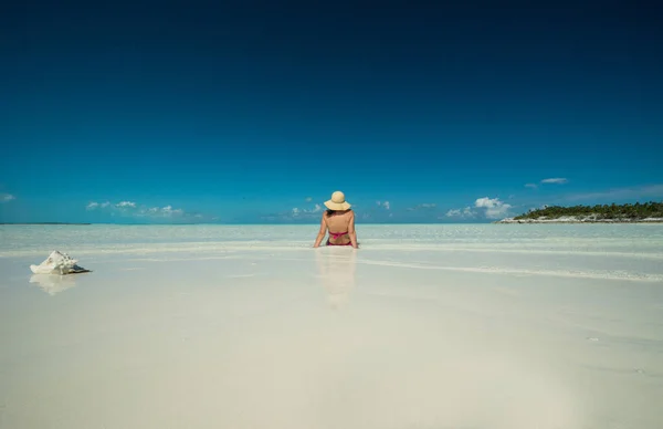 Mujer Con Caracola Sentada Playa —  Fotos de Stock