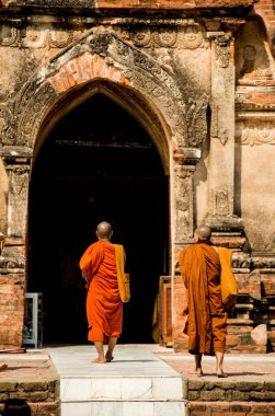 Bagan 'daki Budist rahipler tapınağa giriyor.