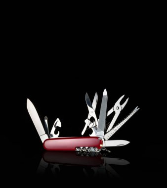 Koyu bir arkaplanda çok araçlı çakı