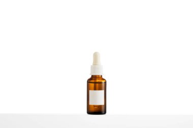 Beyaz arka plan üzerinde pipet ile cam şişe 