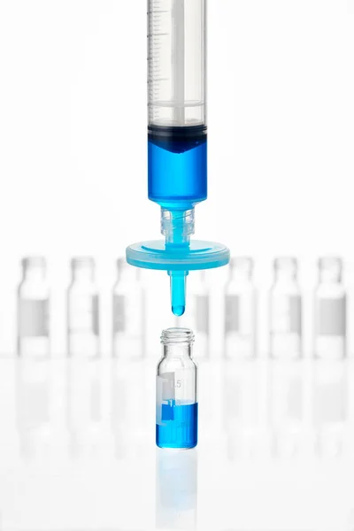 Ampollas Médicas Con Líquido Azul Sobre Fondo Blanco — Foto de Stock