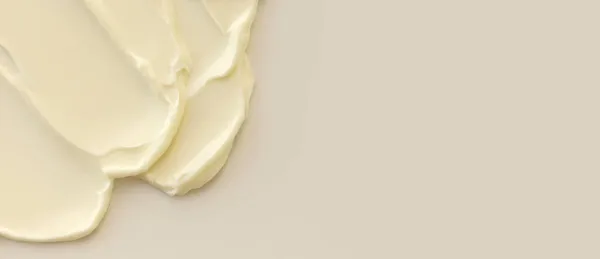 Close-up creme loção hidratante mancha mancha textura ondulada no fundo bege. Produto de beleza Skincare — Fotografia de Stock