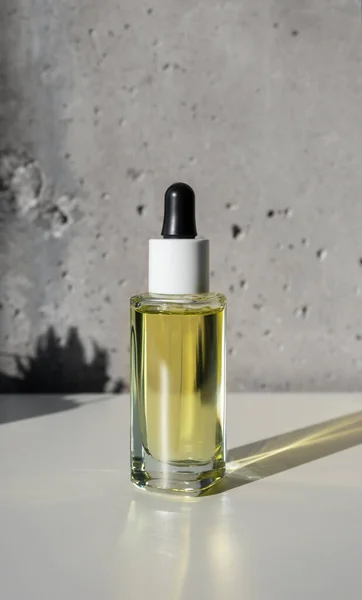 Botella de vidrio de suero de aceite amarillo facial con maqueta de pipeta y forma suculenta sombra, naturaleza muerta — Foto de Stock