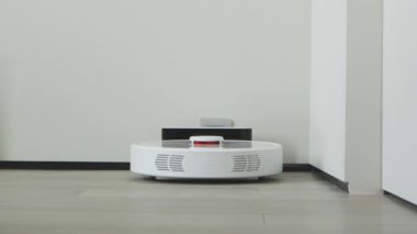 Robot elektrik süpürgesi şarj olunca rıhtıma gidiyor. Teknoloji temizliği