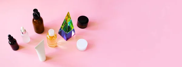 Definir beleza produtos cosméticos skincare e prisma pirâmide de vidro no fundo rosa, formato de banner horizontal com espaço de cópia — Fotografia de Stock