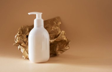 Bej arka planda losyon şişesi cilt bakımı