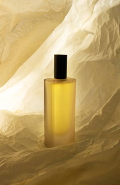 Parçalanmış kağıt arkaplanda parfüm şişesi