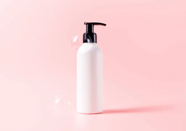 Fles met zeepbelletjes. Beauty huidverzorging cosmetische verpakking mockup — Stockfoto