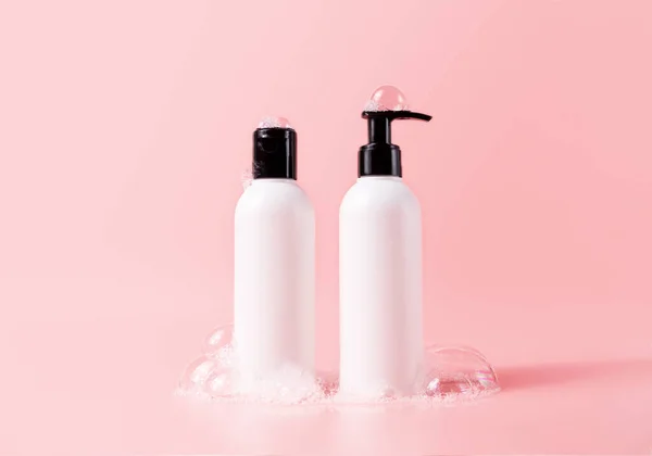 Shampoo en haarconditioner fles met zeepachtige belletjes. Schoonheidsverzorging cosmetische verpakking mockup — Stockfoto