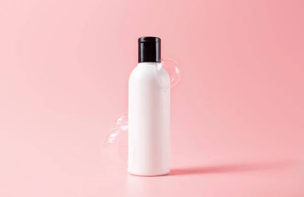 Šampon láhev s mýdlovými bublinkami. Kosmetické kosmetické obaly kosmetické mokup — Stock fotografie