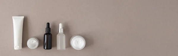 Set de productos de belleza para el cuidado de la piel y el cuerpo formato horizontal banner — Foto de Stock