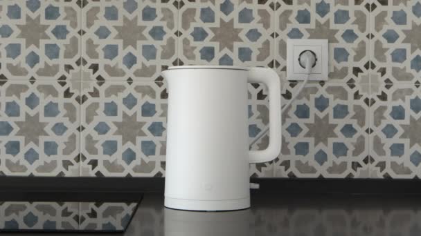 Hervidor Eléctrico Blanco Hervido Con Vapor Interruptor Cocina Moderno Apagar — Vídeo de stock