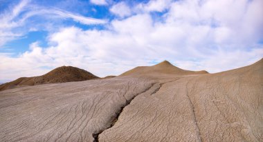 Dağlardaki güzel çamur volkanları. Gobustan. Azerbaycan.