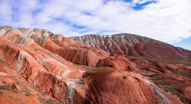 Azerbaycan 'ın güzel kızıl dağları. Khizi bölgesi.
