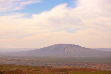 Kanyon yakınında güzel dağlar, Sangachaly kasabası yakınlarında. Azerbaycan