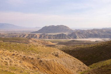 Kanyon yakınında güzel dağlar, Sangachaly kasabası yakınlarında. Azerbaycan