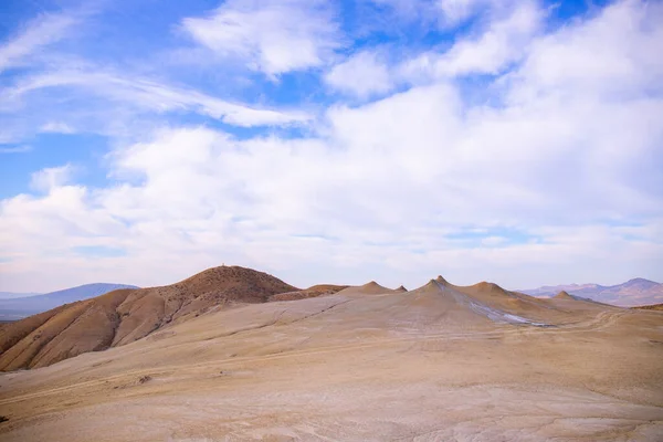 一位摄影师拍摄了山区泥火山的照片 哥布斯坦阿塞拜疆 — 图库照片