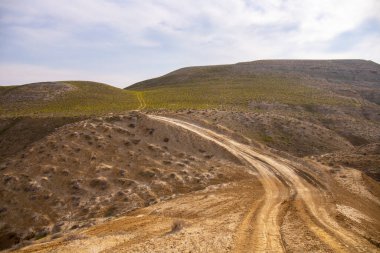 Sangachaly kasabasından çok uzak olmayan, kanyon yakınlarındaki dağlarda bir yol. Azerbaycan.