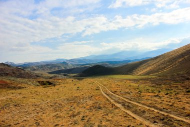 Dağlardaki uzak mesafeye giden toprak yol. Khizi bölgesi. Azerbaycan.