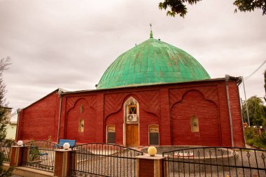 Kenevir. Azerbaycan. 07.28.2021. Eski Gyrykhly camii. 19. yüzyılda Gyrykhly Mahallesi 'nde yapılmış..