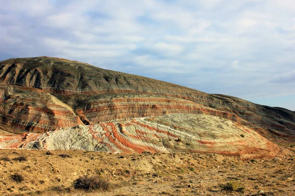 Lindas Montanhas Com Listras Vermelhas Região Khizi Azerbaijão — Fotografia de Stock