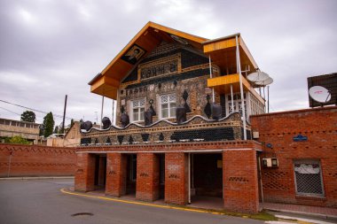 Ganja şehri, Azerbaycan, 07.28.2021. 50 bin şişeden yapılmış bir ev..