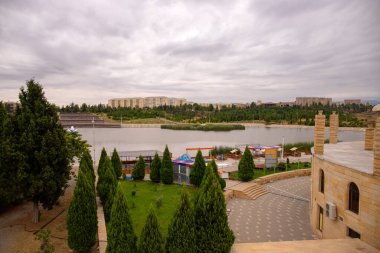 Kenevir. Azerbaycan. 07.28.2021. Heydar Aliyev parkında büyük güzel bir göl..