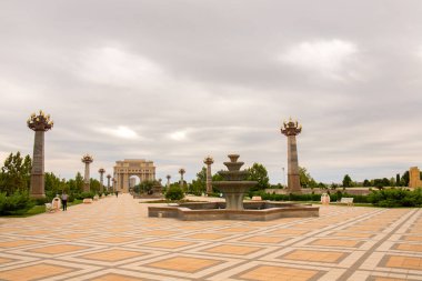 Kasaba. Kenevir. Azerbaycan. 07.26.2021 yıl. Cumhuriyetin en büyük parkı. Heydar Aliyev Parkı şehir merkezinde.