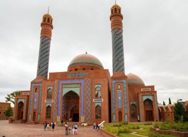 Kenevir. Azerbaycan. 07.28.2021 yıl. Şehir merkezindeki büyük güzel cami İmam-zadeh Mozolesi..