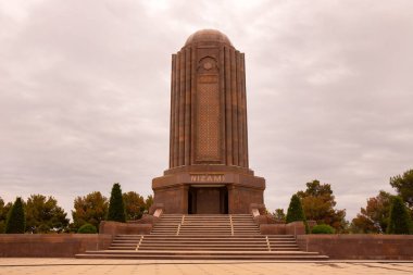 Ganja şehri, Azerbaycan, 07.28.2021. Büyük şair Nizami Ganjavi 'nin anıt mezarlığı..