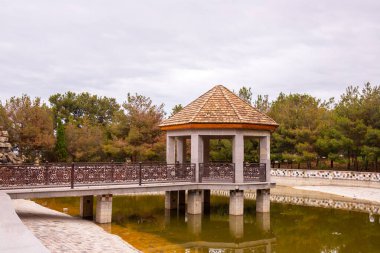 Ganja şehri, Azerbaycan, 07.28.2021. Büyük şair Nizami Ganjavi 'nin parkında at arabalı bir göl..