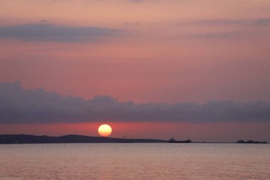 Hazar Denizi üzerinde güzel bir gün doğumu.