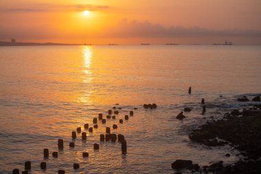 Güneş doğarken eski iskelenin kalıntıları. Bulvar. Bakü. Azerbaycan.