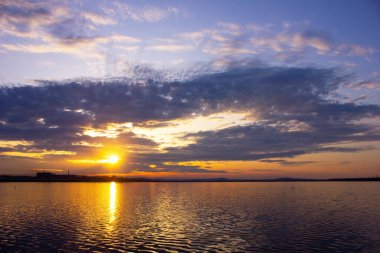 Gölün üzerinde güzel bir gün batımı.