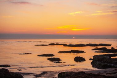 Hazar Denizi 'nde güzel bir gün doğumu. Dyubyandi. Azerbaycan.