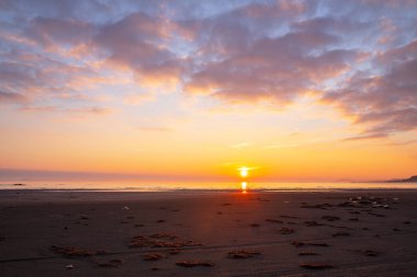 Hazar Denizi 'nde güzel bir gün doğumu. Dyubyandi. Azerbaycan.