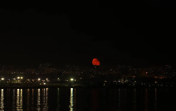 Der Mond Erscheint Über Der Stadt Baku Aserbaidschan — Stockfoto