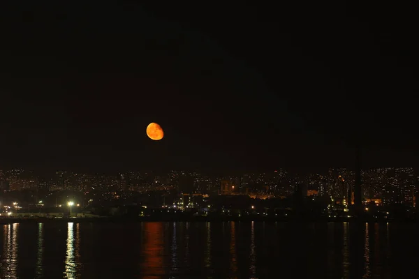 Der Mond Erscheint Über Der Stadt Baku Aserbaidschan — Stockfoto