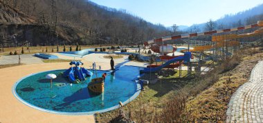 Lerik. Masalli bölgesi. Azerbaycan. 11.15.2018. Sakin otelin bölgesinde yaz havuzu.