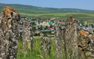 Eski bir mezarlık ve Shemakha şehrinde bir cami. Azerbaycan.