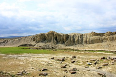 Gobustan. Azerbaycan. 05.11.2016. Güzel dağlarda beyaz bir araba.