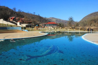 Lerik. Masalli bölgesi. Azerbaycan. 11.15.2018. Rahat otel. Nehrin kıyısında büyük bir oturma yeri var..