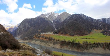 Dağlardan güzel bir nehir akıyor. Gabala. Azerbaycan.