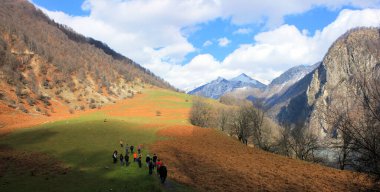 Turistler güzel karlı dağlara doğru yürüyorlar. Gabala. Azerbaycan.