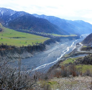 Dağlardaki güzel nehir. Laza köyü. Gabala. Azerbaycan.