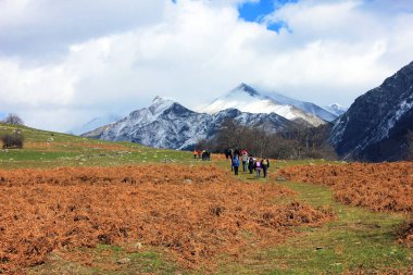 Turistler güzel karlı dağlara doğru yürüyorlar. Gabala. Azerbaycan.