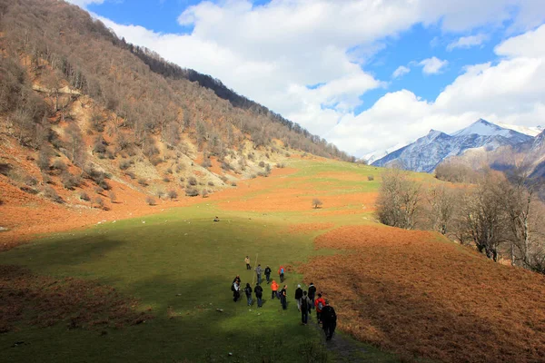 Turyści Idący Kierunku Pięknych Zaśnieżonych Gór Jestem Gabala Azerbejdżan — Zdjęcie stockowe
