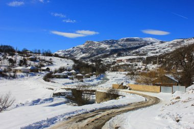 Afurdzha köyündeki kış dağları. Azerbaycan.