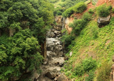 Vadide kızıl dağları olan güzel bir şelale. Gryz köyüne giden yol. Guba bölgesi. Azerbaycan.