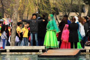 Bakü. Azerbaycan. 04.08.2017. Festivalde milli kostümlü çocuklar.